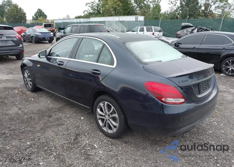 2016 Mercedes-Benz C 300 4Matic z USA, uszkodzony, nr VIN 55SWF4KB8GU114367